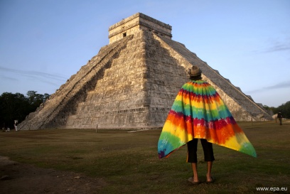 THE MAYAN PEOPLE: PAST AND PRESENT THE MAYAN PEOPLE: PAST AND PRESENT