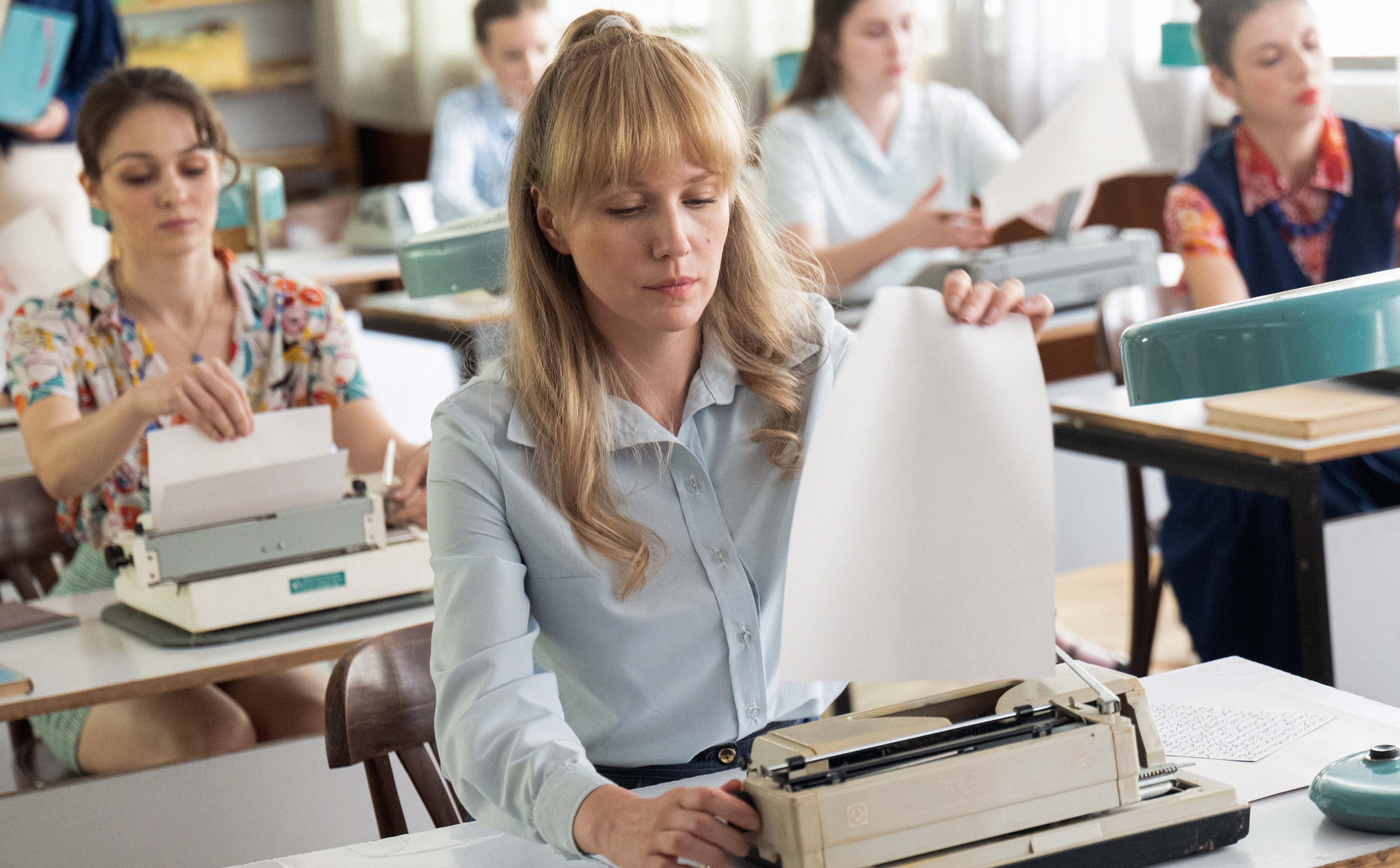 THE STENOGRAPHER